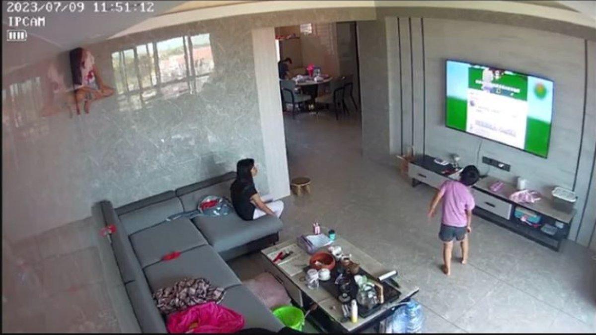 Seorang gadis kecil nempel di langit-langit rumah.