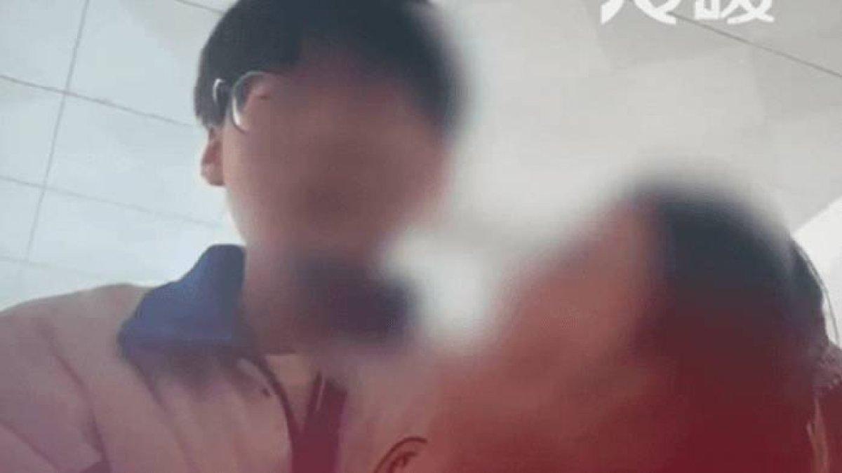 Seorang guru yang dicium mesra oleh siswanya sendiri