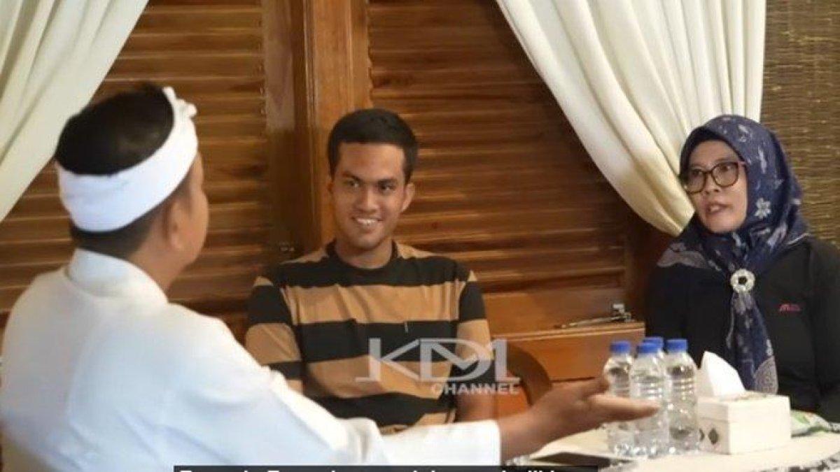WARGA SUMSEL TEMU KDM - Seorang ibu asal kota Lubuklinggau, Sumatera Selatan (Sumsel) bersama putranya mendatangi kediaman Gubernur Jawa Barat Dedi Mulyadi. Dian Nurhayati, warga asal Lubuk Linggau mengaku sudah putus asa dengan putranya, Rehan (19) yang kecanduan narkoba, meminta bantuan Dedi Mulyadi berharap dibantu.