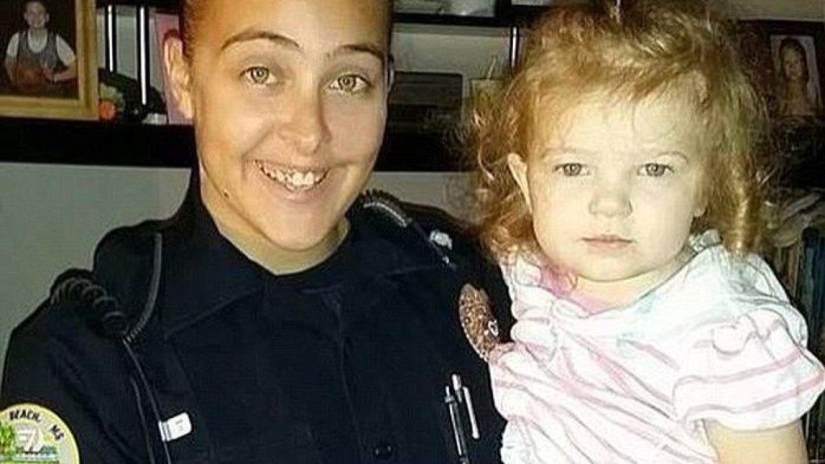 Seorang ibu bernama Cassie Barker (29), ditangkap pihak kepolisian setelah membuat putrinya, Cheyenne Hyer (3), meninggal dunia.