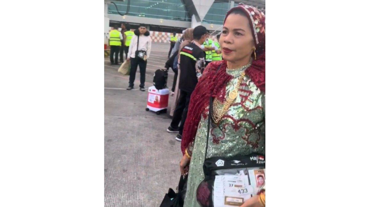 Seorang jemaah tampil glamour dengan emas