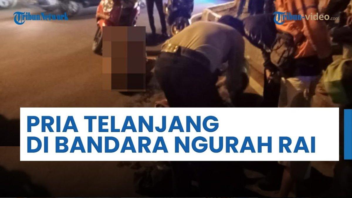 Seorang mahasiswa telanjang bulat dan hanya termenung depresi di Bandara Ngurah Rai Bali, diduga depresi kalah judi