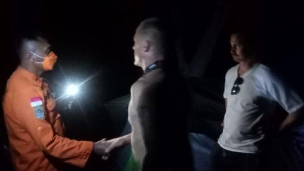 Seorang petugas SAR bertemu dua warga negara asing (WNA) asal Swedia yang sedang berkemah di lereng gunung Lewotobi Laki-laki pada Rabu (17/1/2024) malam.