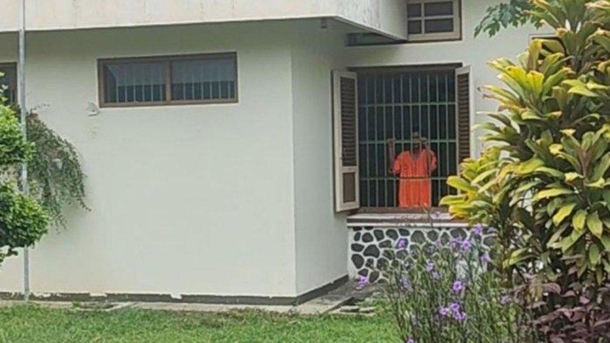 ILUSTRASI. Seorang pasien jiwa di Ruang Sakura RSUD RAA Soewondo Pati melihat ke luar jendela, Selasa (28/11/2023).