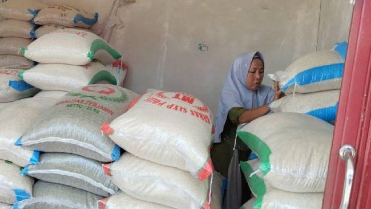 Seorang pedagang beras di pusat penjualan beras di Pasar Baru Kudus, Jawa Tengah menata beras yang baru saja dibeli, Senin (19/2/2023).
