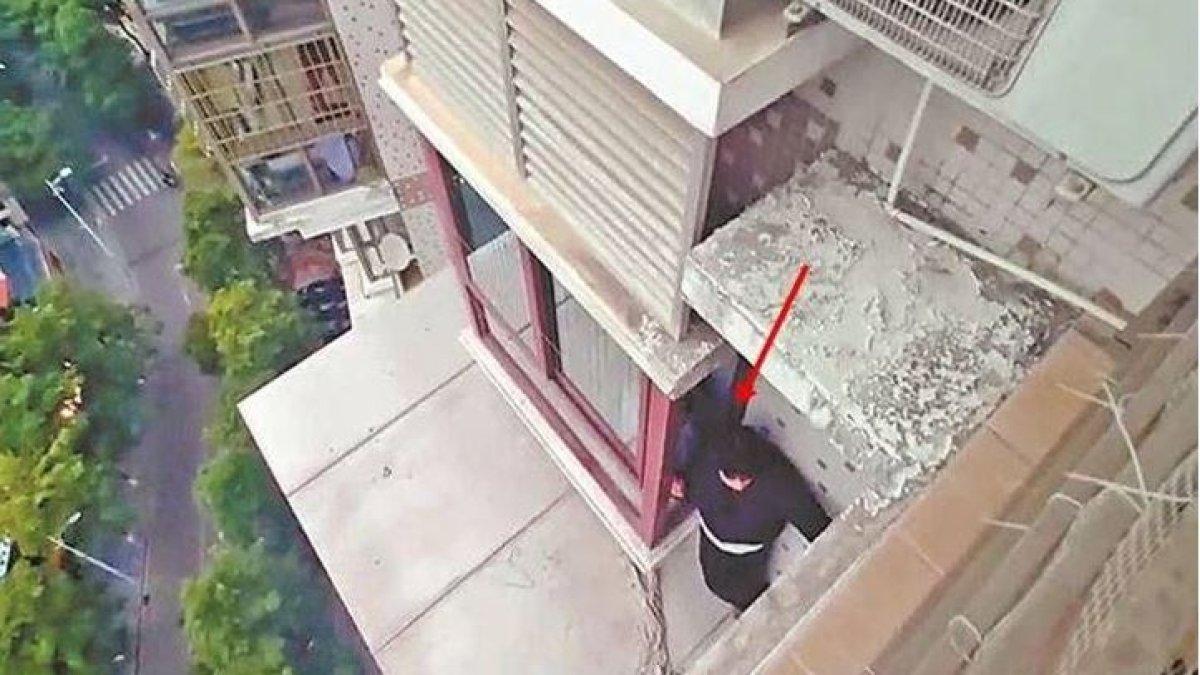 Seorang pemuda terjebak di balkon lantai 18.