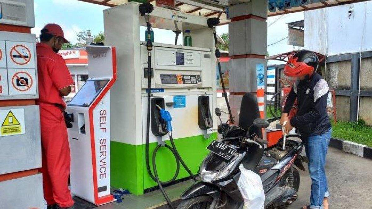 Seorang pengendara motor mengisi BBM secara mandiri di SPBU Pertamina, Jalan RE Martadinata, Kota Tasikmalaya, Minggu (25/6/2023).