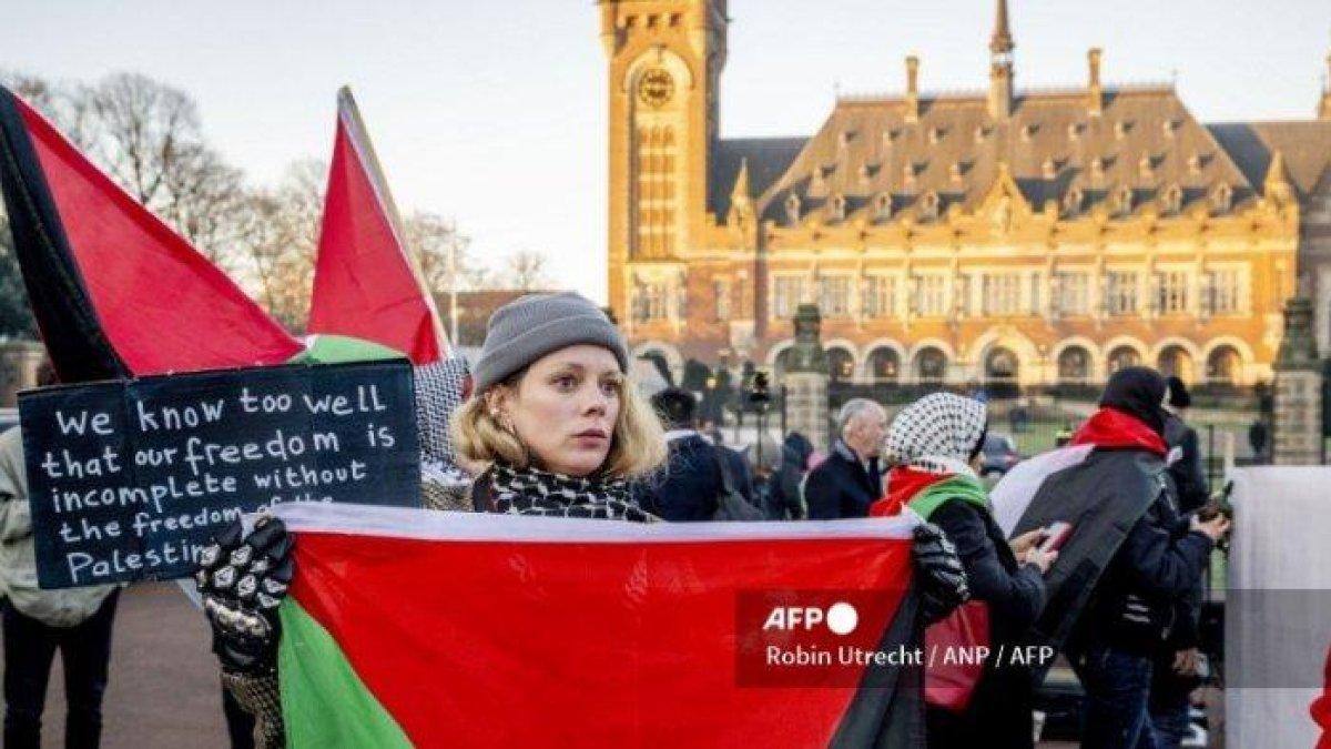 Seorang pengunjuk rasa memegang bendera Palestina saat melakukan demonstras