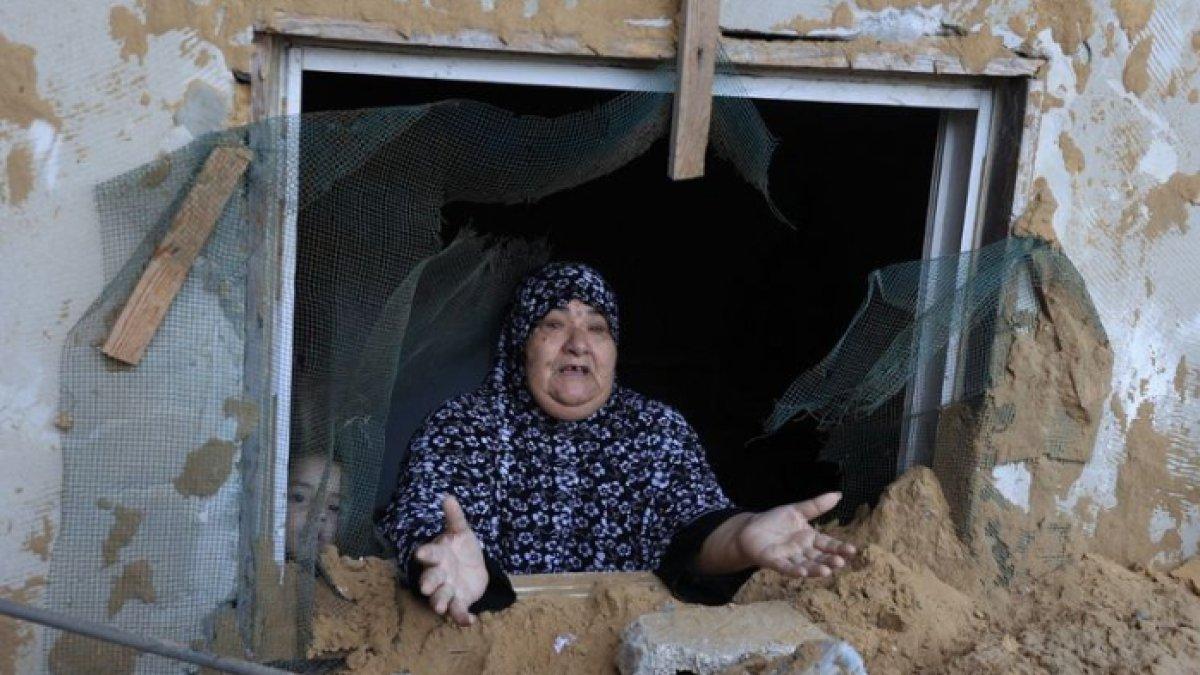 Seorang perempuan Palestina bereaksi terhadap kerusakan setelah serangan militer Israel ke kamp pengungsi Rafah, di selatan Jalur Gaza pada 15 Oktober 2023. Ribuan warga Palestina berkumpul di selatan Jalur Gaza, menggelar tikar di jalanan setelah sekolah-sekolah yang dikelola PBB penuh menyusul peringatan Israel untuk mengevakuasi warga di bagian utara daerah kantong yang miskin tersebut.
