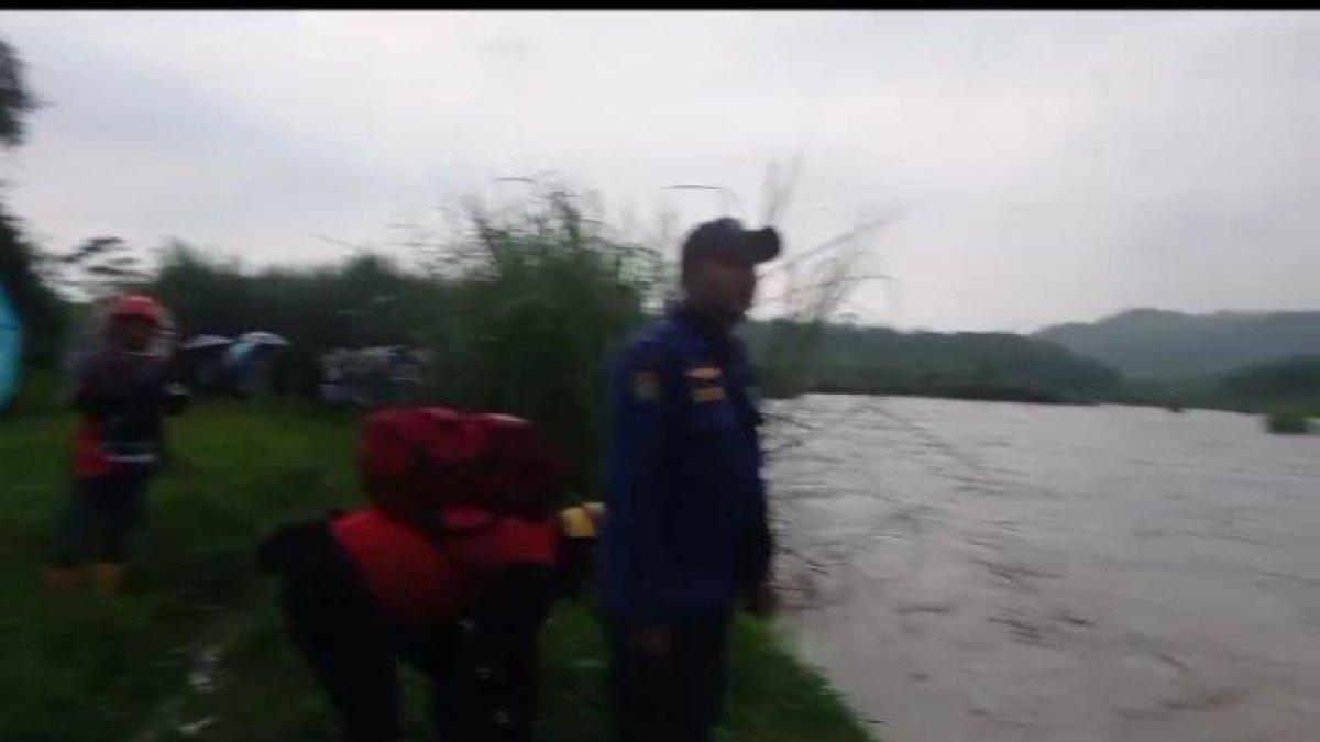 Seorang petugas BPBD Subang sedang mengamati kondisi air Sungai