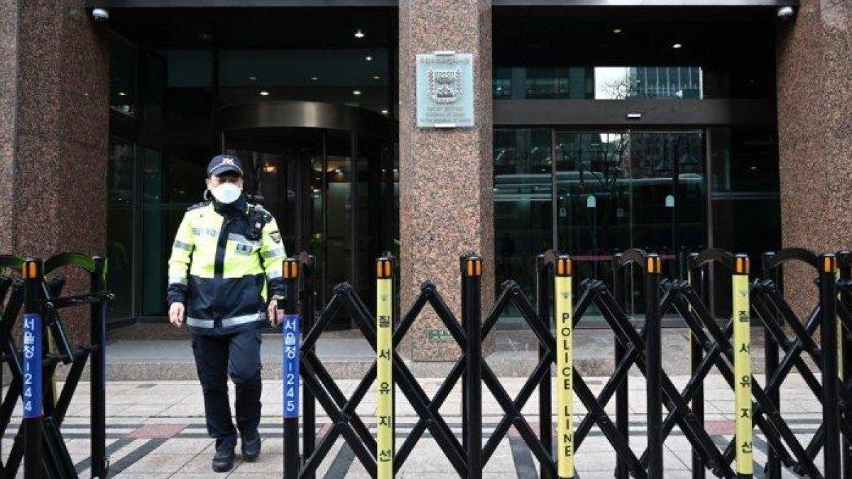 Seorang polisi berjalan melewati kedutaan Israel di Seoul pada 28 Desember 2023. Kedutaan Israel di Korea Selatan telah menghapus video yang menunjukkan skenario khayalan di mana warga Korea diserang oleh penyerang bertopeng di Seoul, merujuk pada Hamas, kata kementerian luar negeri Seoul pada 28 Desember.