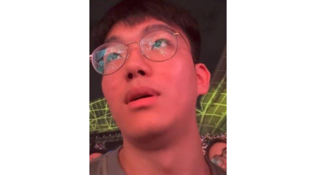 Seorang pria kecewa saat menonton konser di Shenzen, China.