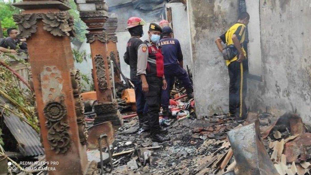 Seorang pria paruh baya meninggal dunia akibat terjebak kobaran api saat rumahnya terbakar.