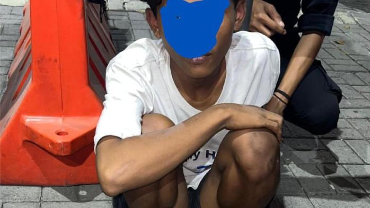 ABG PENGEDAR SABU - Seorang remaja berusia 13 tahun menjadi budak sabu diamankan tim Kalam Munyeng Satreskoba Polres Gresik, Jumat (25/7/2025) dinihari.