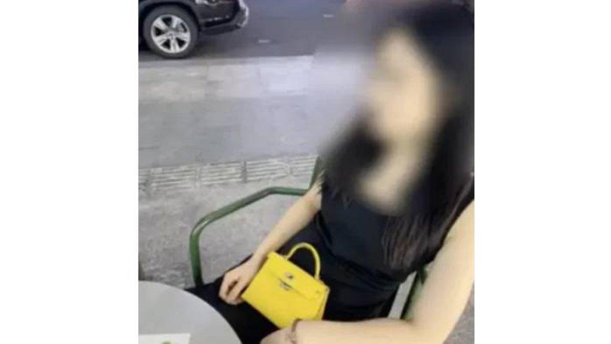 Seorang wanita pamerkan pacarnya yang kaya rela belikan lagi tas 300 juta 1