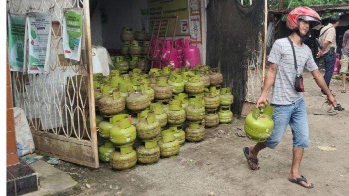 LPG 3 KG - Seorang warga membeli LPG 3 kilogram di pangkalan gas Chairul Anhar Jalan Dempo Kelurahan Muaradua Kota Prabumulih, Selasa (4/2/2025). LPG 3 kilogram di Prabumulih tidak langka dan mudah didapat karena 90 persen warga telah memasang jaringan gas alam.