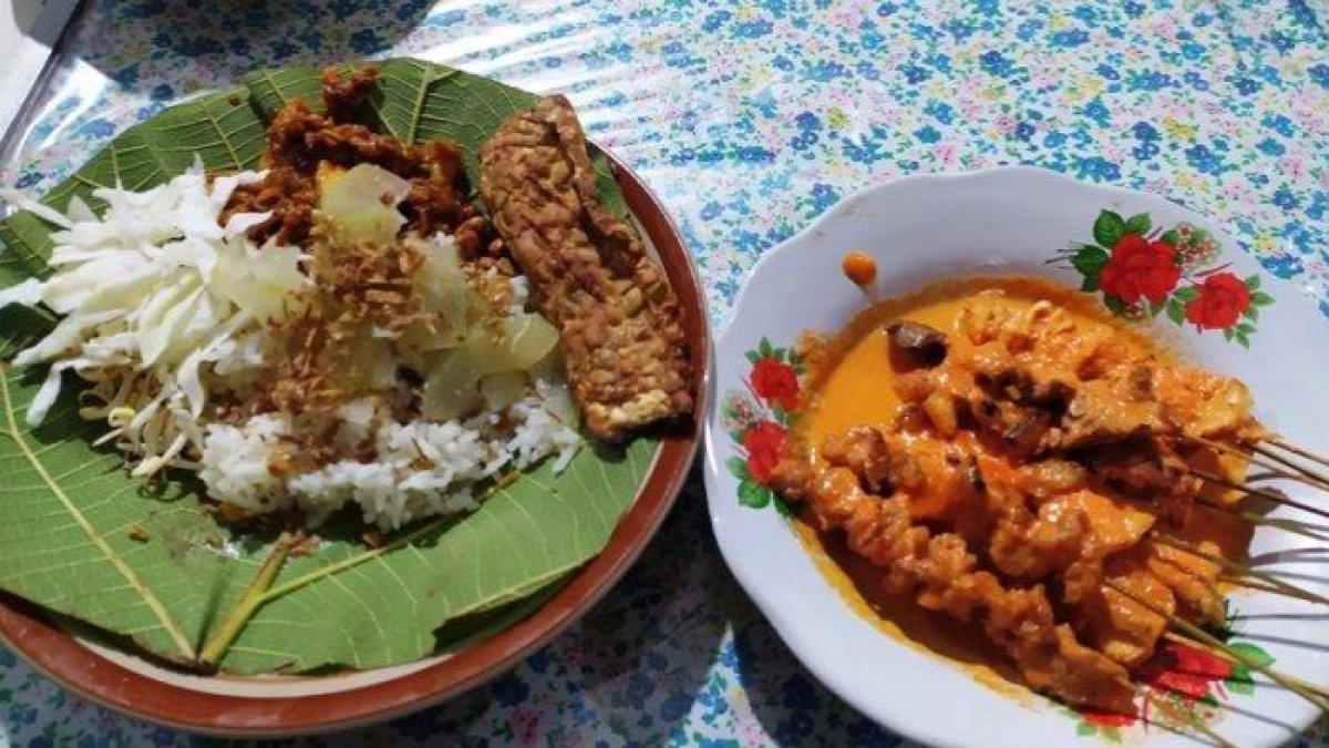 KULINER KHAS REMBANG: Sepiring sate srepeh kuliner khas Rembang
