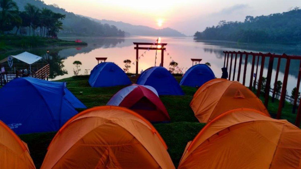 WISATA WADUK - Potret Sermo Glamour Camp disadur dari Kompas.com pada Kamis (3/4/2025). Sermo Glamour Camp berlokasi di Waduk Sermo, Kulonprogo, Yogyakarta.