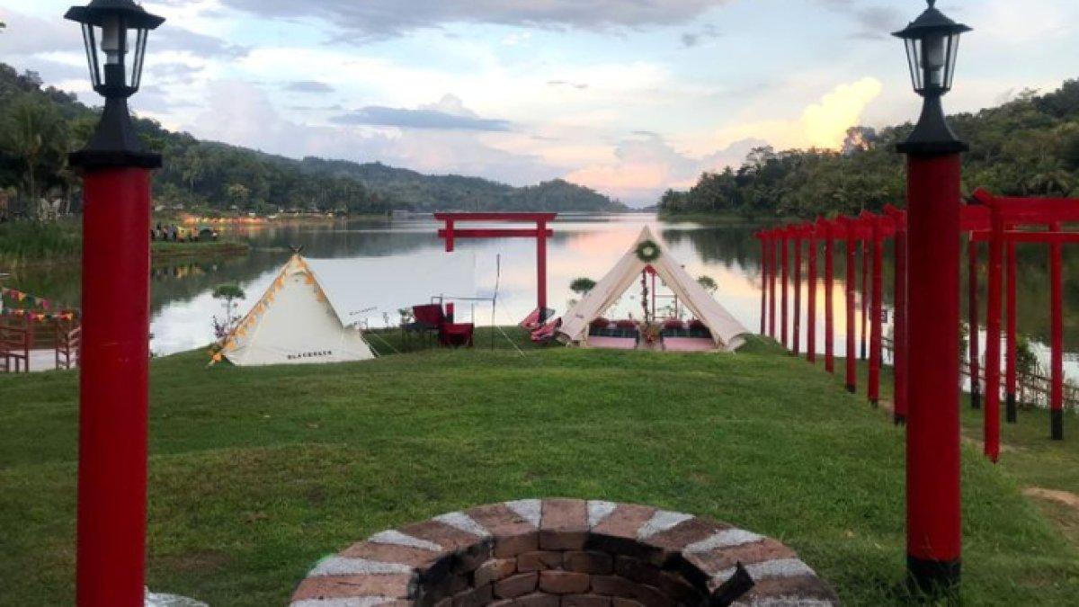 WISATA WADUK - Potret Sermo Glamour Camp disadur dari Kompas.com pada Kamis (3/4/2025). Sermo Glamour Camp terletak di Waduk Sermo, Kulonprogo, Yogyakarta.