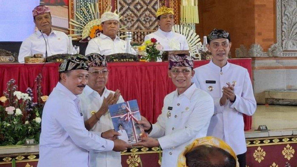 100 HARI KERJA - Serah terima jabatan (Sertijab) Bupati dan Wakil Bupati Klungkung, I Made Satria dan Tjokorda Surya Putra dilaksanakan di Balai Budaya Ida Dewa Agus Istri Kanya, Kamis (6/3/2025).