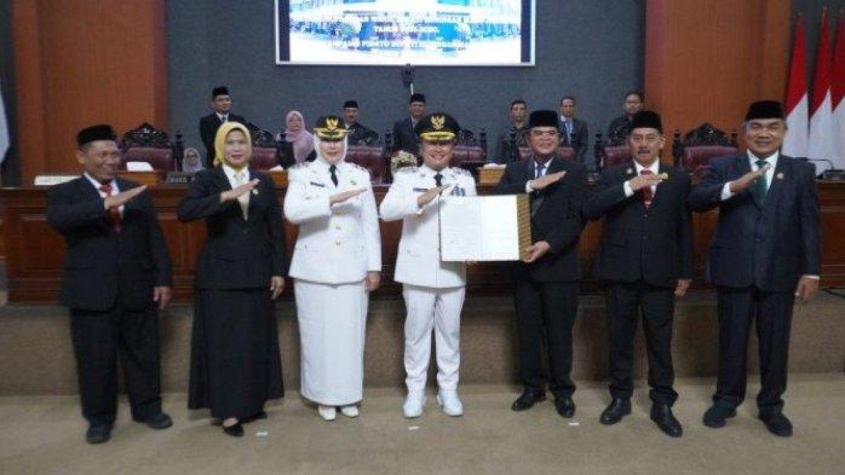 SERTIJAB BUPATI - Serah terima jabatan Penjabat (Pj) Bupati Kuningan Dr Agus Toyib menyerahkan tugasnya kepada Bupati, Dr Dian Rachmat Yanuar di DPRD Kuningan, Senin (3/3/2025). Dian mengungkapkan targetnya dalam memimpin Kuningan.
