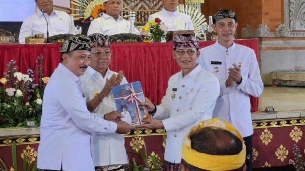 SERTIJAB KEPALA DAERAH - Serah terima jabatan (Sertijab) Bupati dan Wakil Bupati Klungkung, I Made Satria dan Tjokorda Surya Putra dilaksanakan di Balai Budaya Ida Dewa Agus Istri Kanya, Kamis (6/3/2025).