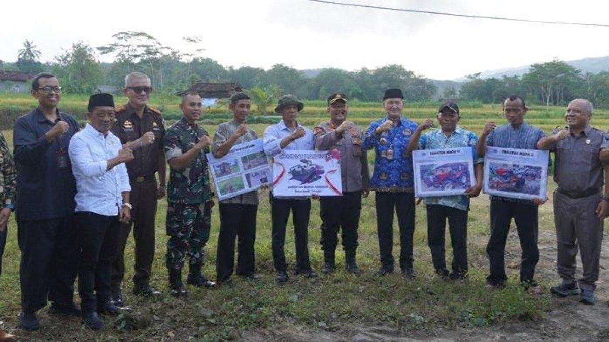 PROGRAM BUPATI WONOGIRI - Jajaran Forkopimda Wonogiri berfoto bersama dengan penerimaan bantuan alsintan di Dusun Gunungan RT 3 RW 2 Desa Gunungan Kecamatan Manyaran Kabupaten Wonogiri pada Selasa (17/6/2025).