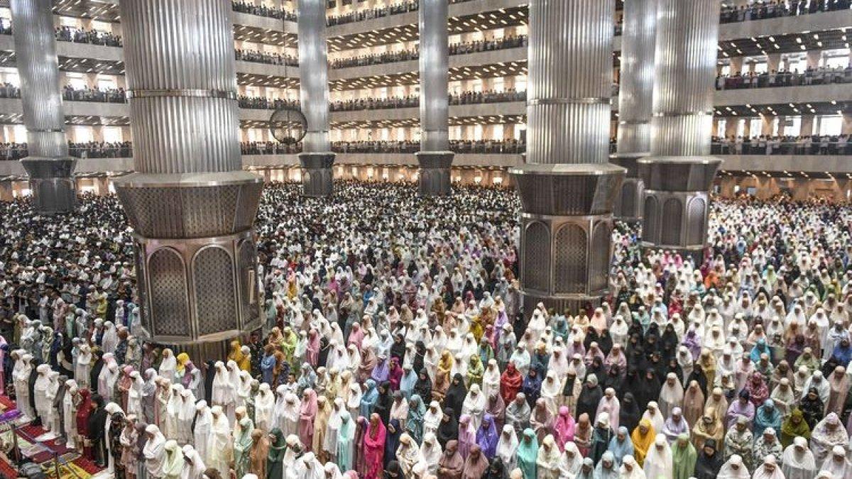 Umat Islam melaksanakan Shalat Idul Fitri di Masjid Istiqlal, Jakarta, Sabtu (22/4/2023).