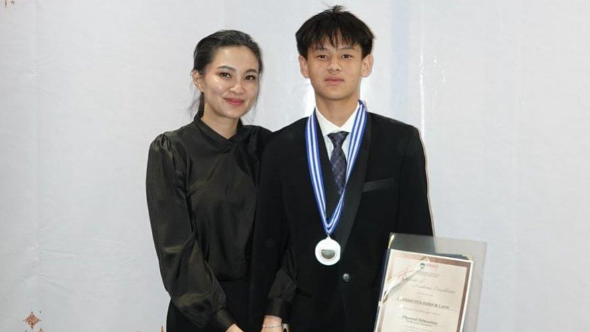 SHERLY TJOANDA - Sherly Tjoanda saat menghadiri acara wisuda SMA Edrick Laos diunduh dari Instagram.com (18/3/2025). Sherly Tjoanda tampak begitu akrab dengan anak-anaknya.