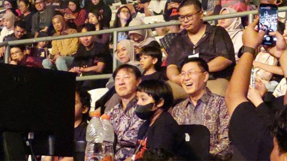 Shin Tae Yong ketika hadir dalam Konser Dua Dekade Kotak di Hall Basket GBK, Senayan Jakarta Pusat, Sabtu (23/11/2024)