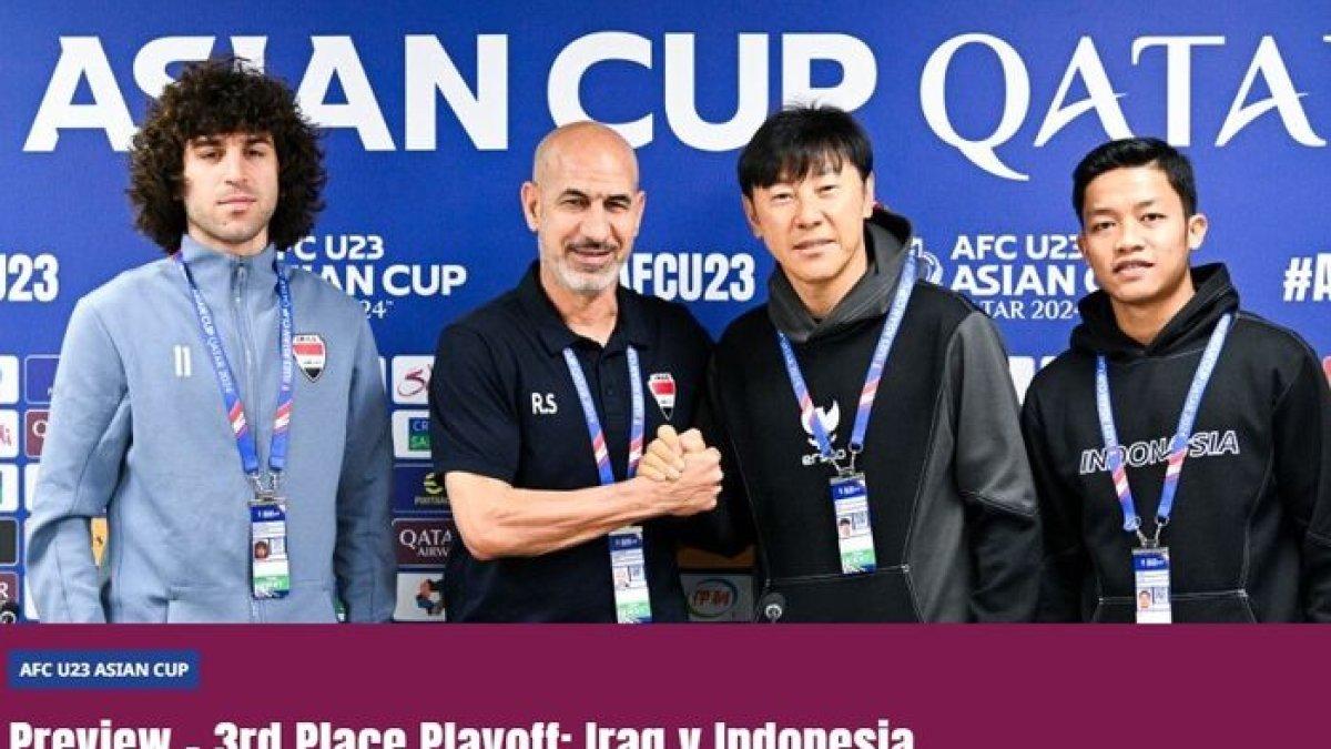 Shin Tae-yong bersalaman dengan Radhi Shenaishil seusai konferensi pers menjelang Irak versus Timnas U-23 Indonesia dalam perebutan peringkat ketiga Piala Asia U-23 2024 di Doha, Qatar.