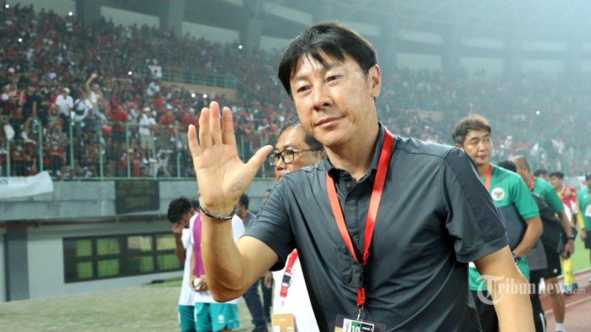 KEMENANGAN TIMNAS INDONESIA - Pelatih Timnas Indonesia U19, Shin Tae-yong menyapa suporter usai pertandingan Timnas Indonesia U19 melawan Timnas Myanmar U-19 dalam laga penyisihan Grup A Piala AFF U19 2022 di Stadion Patriot Candrabhaga, Bekasi, Jawa Barat, Minggu (10/7/2022). Komentar pelatih Timnas Indonesia, Shin Tae-yong dari hasil Piala AFF U19 2022 tadi malam, Timnas Indonesia U19 vs Myanmar dan Thailand vs Vietnam.