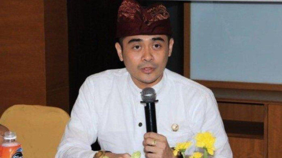 PROFIL ARYA WEDAKARNA - Shri I Gusti Ngurah Arya Wedakarna Mahendradatta, seorang anggota DPD RI asal Provinsi Bali. Ingin kirim siswa nakal di Bali ke barak militer.