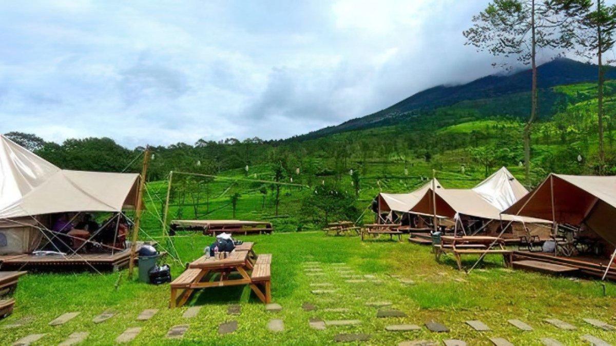 WISATA MENARIK - Potret Sikembang Glamping disadur dari Kompas.com pada Senin (26/5/2025). Sikembang Glamping berada di Kabupaten Wonosobo, Jawa Tengah.