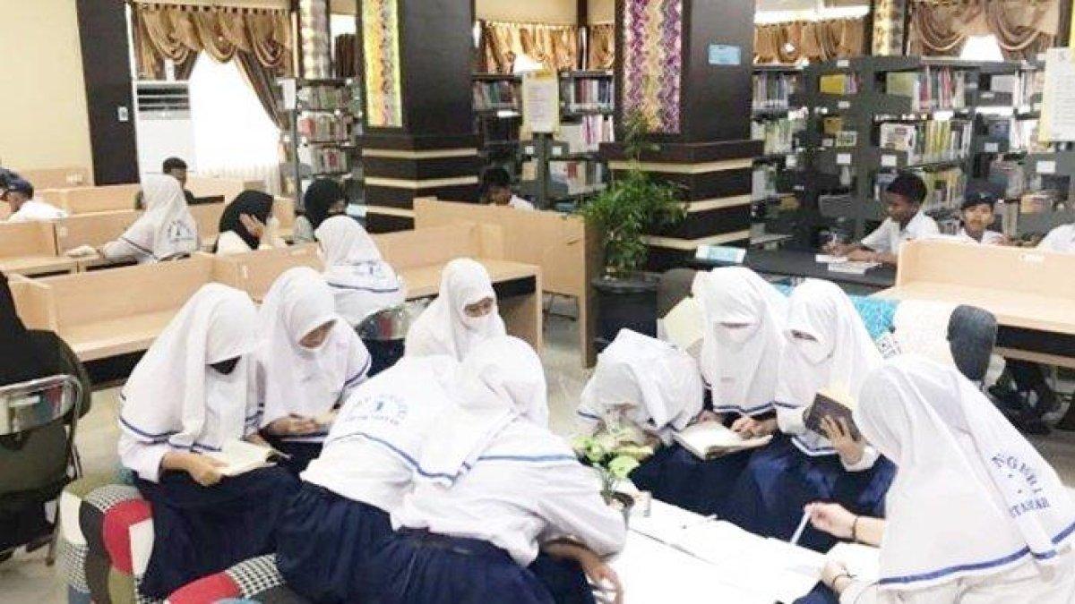 Para pelajar SMPN 1 Kertak Hanyar saat membaca di perpustakaan keliling. Simak kunci jawaban PAI halaman 76-79  kelas 8 SMP,Kurikulum Merdeka