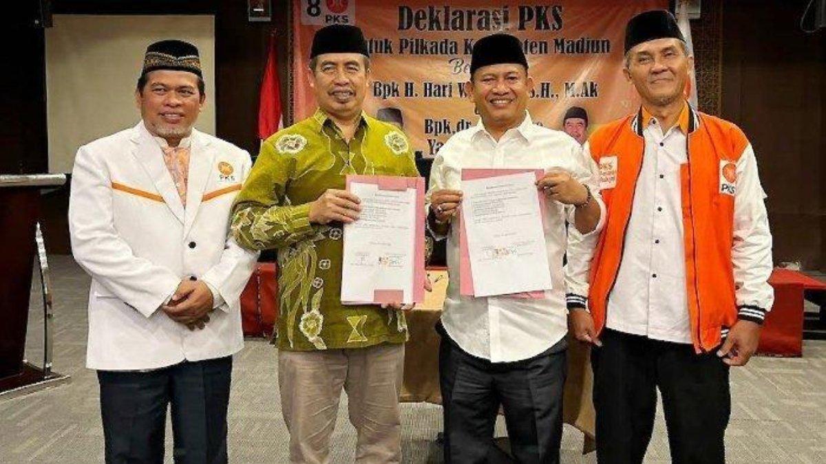 PROFIL KEPALA DAERAH - ari Wuryanto dan dr Purnomo Hadi menunjukkan surat keputusan dari PKS, Rabu (7/8/2024). Simak sosok dan profil Purnomo Hadi Wakil Bupati Madiun yang dilantik Prabowo Subianto.