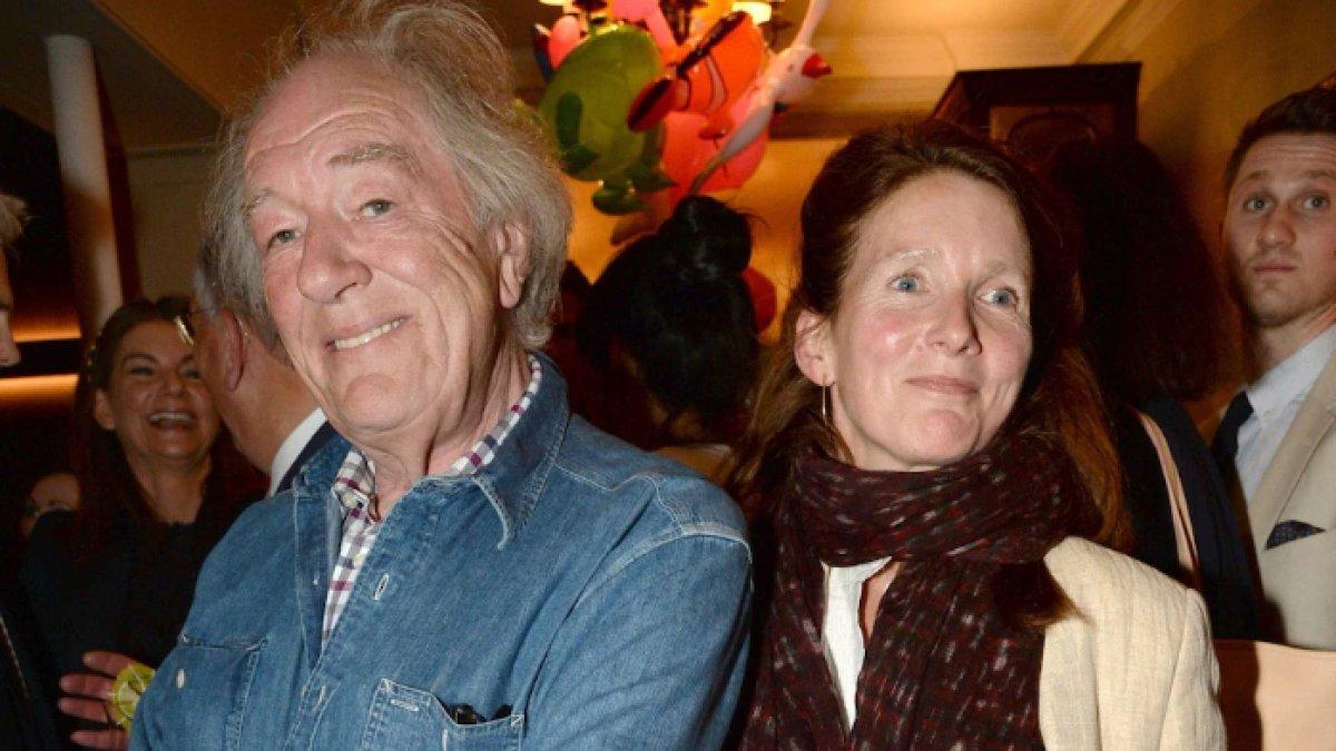 Sir Michael Gambon saat bertemu dengan Philippa Hart pada tahun 2000, dan mereka memiliki dua putra, yang berusia 17 dan 15 tahun.
