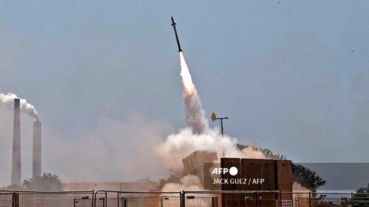 Sistem pertahanan udara Iron Dome Israel mencegat roket yang diluncurkan dari Jalur Gaza, dikendalikan oleh gerakan Hamas Palestina, di atas kota Ashkelon di Israel selatan, pada 11 Mei 2021. Israel dan Hamas saling tembak-menembak, dalam eskalasi dramatis antara musuh bebuyutan itu. dipicu oleh kerusuhan di titik nyala kompleks Masjid Al-Aqsa di Yerusalem.