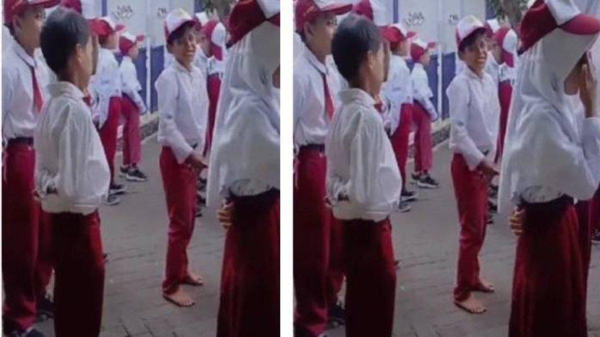 Siswa SD bernama Tomi tampak tak mengenakan alas kaki saat upacara