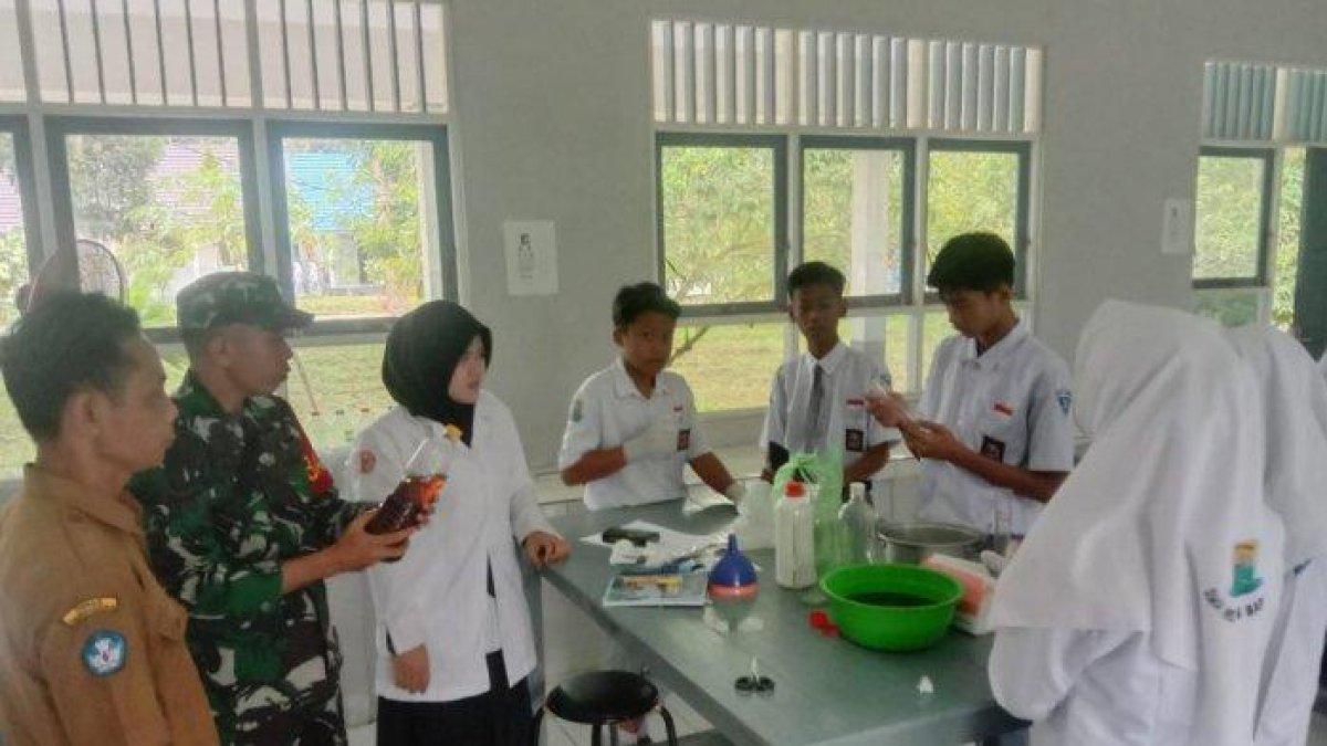 Para siswa SMA Negeri 6 Barabai saat memproduksi Biodesel