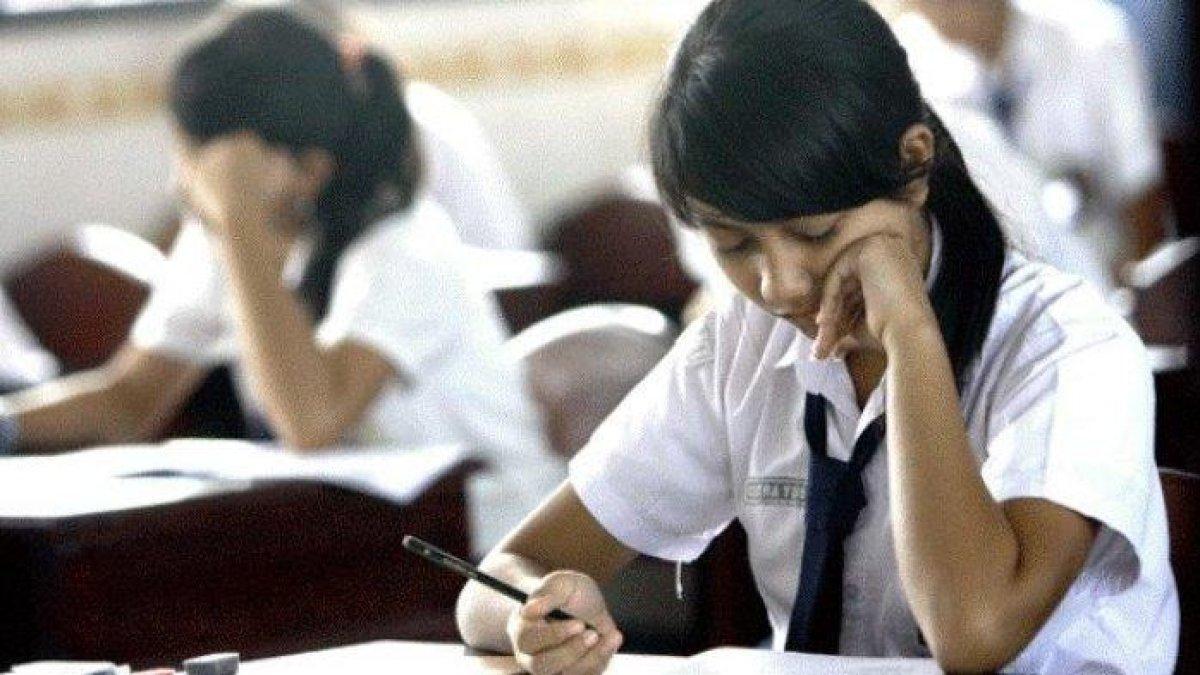 Ilustrasi - Siswa SMP mengerjakan soal Ujian Nasional.