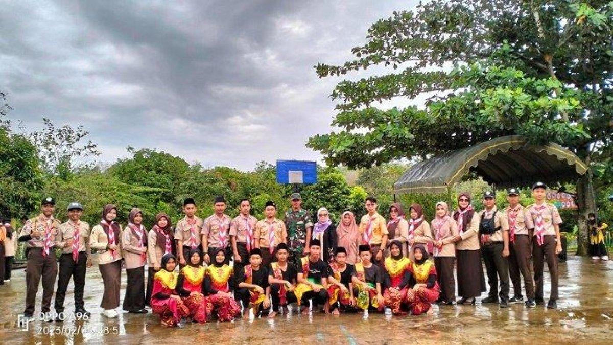 Siswa SMPN 3 Batumandi Kabupaten Balangan menggelar Persami. Simak kunci jawaban informatika semester 1 kelas 8, Kurikulum Merdeka