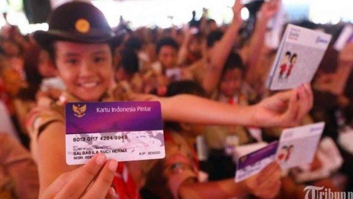 Siswa SPM Penerima Bantuan menunjukan Kartu PIP.