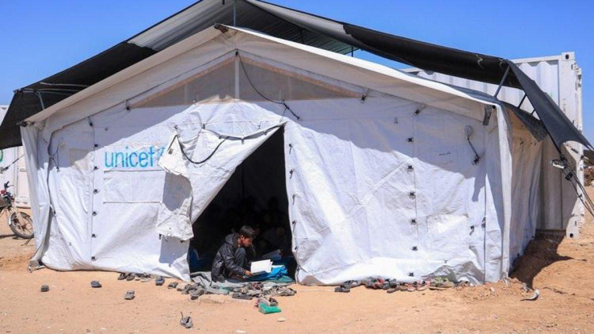 Siswa korban gempa di Afghanistan belajar di tenda darurat