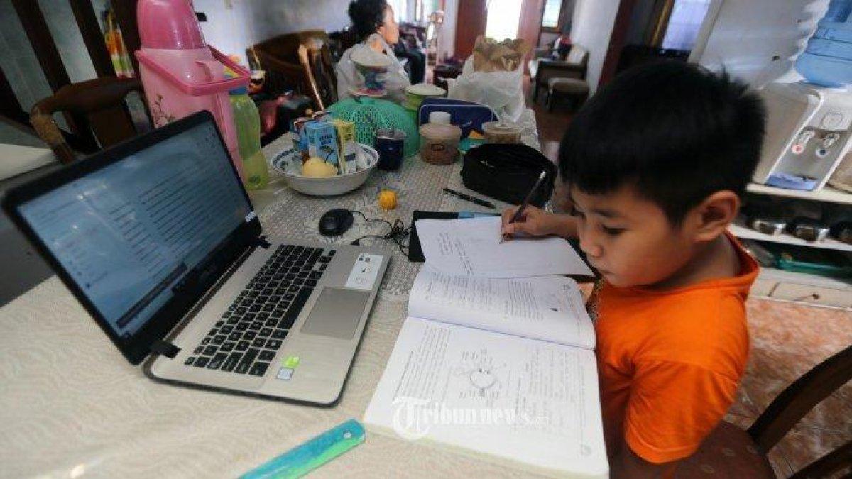 Siswa belajar dari rumah didampingi orangtua, Selasa (31/3/2020). Pemprov DKI Jakarta memperpanjang masa belajar di rumah selama wabah Covid-19 hingga 19 April 2020 mendatang. Mulanya masa kegiatan belajar di rumah bagi siswa-siswi diberlakukan selama dua pekan, terhitung sejak 16 Maret sampai 29 Maret 2020.