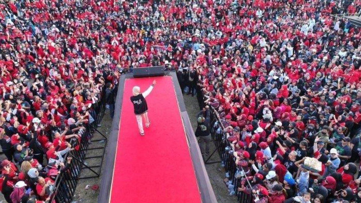 Siti Atikoh, istri capres nomor urut 3 Ganjar Pranowo, saat kampanye di Madiun, Jawa Timur, Minggu (17/12/2023).