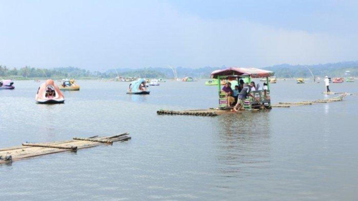 WISATA ALAM - Potret Situ Bagendit disadur dari TribunTravel.com pada Selasa (4/3/2025). Situ Bagendit berlokasi di Kecamatan Banyuresmi, Kabupaten Garut, Jawa Barat.