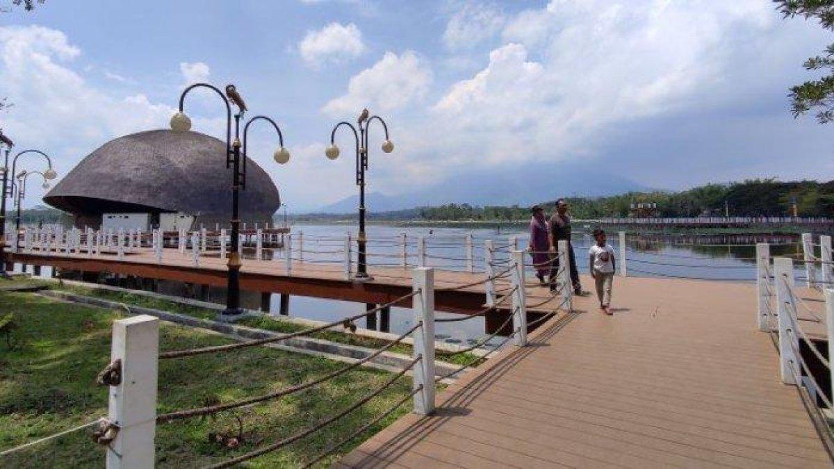 WISATA ALAM - Suasana di objek wisata Situ Bagendit dengan amphitheater yang terletak di Kecamatan Banyuresmi, Kabupaten Garut, Jawa Barat, Kamis (19/1/2023). Situ Bagendit memiliki wajah baru sejak 2021.