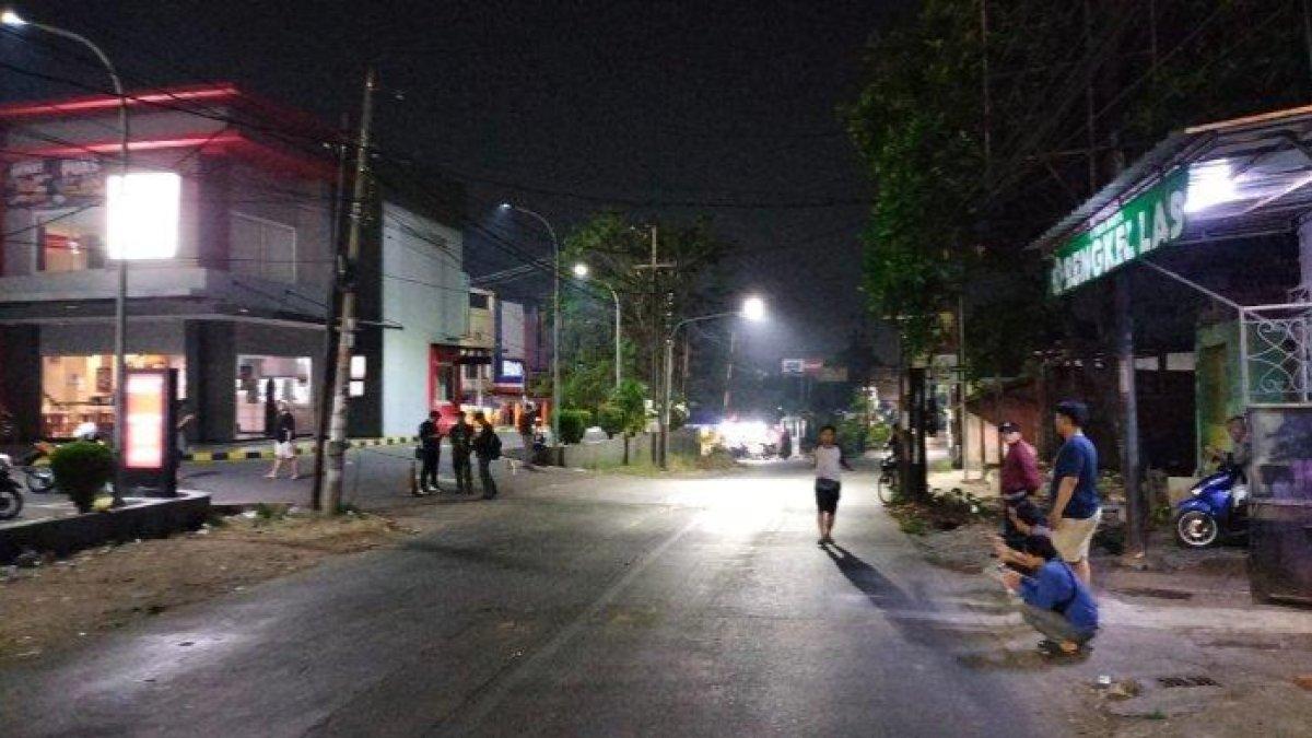 Situasi Jalan Raya Setu Bantargebang lokasi bentrok ormas pada Rabu (20/9/2023) malam.
