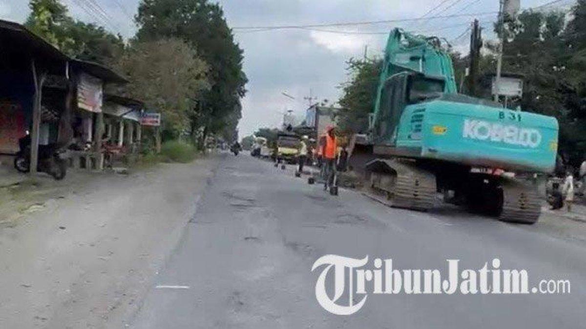 100 HARI KERJA - Situasi perbaikan jalan Pare-Kandangan Kediri yang berlubang, Selasa (11/3/2025). Bupati Kediri, Hanindhito Himawan Pramana menegaskan, perbaikan jalan kabupaten menjadi prioritas utama di periode kedua kepemimpinannya.